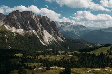 Çarpıcı güzellikteki Dolomitleri keşfedin, dramatik, yüksek zirveler ve yemyeşil vadiler