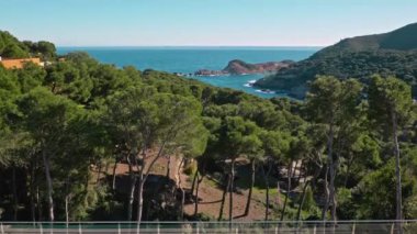 Yeşillik, durgun sular ve dinginlikle çevrili Costa Bravas kıyı şeridinin nefes kesici manzaralarını keşfedin.