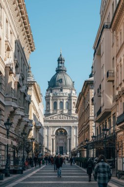 20 Şubat 2023, BUDAPEST, HUNGARY: Bu çarpıcı şehir manzarası ile Budapeşte 'nin ikonik mimarisini, tarihini ve dinini keşfedin. Turizm ve seyahat için mükemmel bir inanç simgesi..