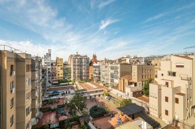 Barcelonas 'ın canlı yerleşim bölgesi açık mavi gökyüzüne karşı çarpıcı mimari ve büyüleyici evleri sergiliyor. İspanya 'nın mükemmel bir manzarası.