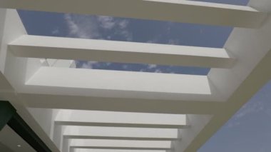 Bu çağdaş bir mimari yapı açık tavan pencereleri ve parlak beyaz kafes tasarımı sergiliyor.