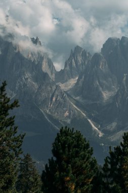 Dolomitler 'in sersemletici zirvelerinin ve yemyeşil dağlarının nefes kesici güzelliğini tecrübe edin.