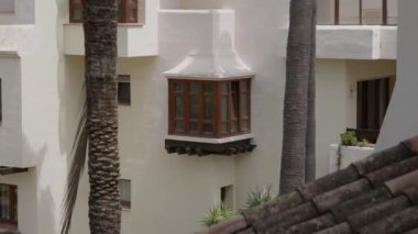 Yakından bakıldığında, el değmemiş beyaz bir yapıya ait gerçekten eşsiz bir mimari özellik sergilenmektedir.