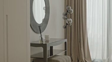 Şık ve şık bir iç mekan güzel bir ayna, zarif mobilyalar ve yumuşak kumaş örtüsü sergiliyor.
