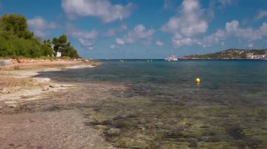 Ibiza 'da nefes kesici bir sahil manzarasının tadını çıkarın, berrak suların ve canlı doğal çevrenin olduğu bir yer..