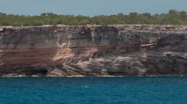 Nefes kesici uçurumları ve çarpıcı İbiza ve Spains sahil cennetinin berrak sularını keşfedin.