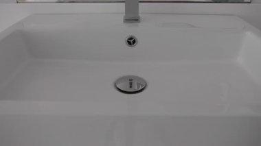 Zarif ve minimalist bir banyo lavabosu tasarımı. Kullanmak için çok şık ve modern bir musluk içeriyor.