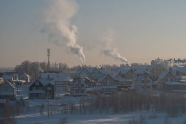 Soğuk bir kış sabahı, bacalardan yükselen dumanlarla dolu bir köyde, dondurucu soğukta ısınmayı işaret eden bir sabah..