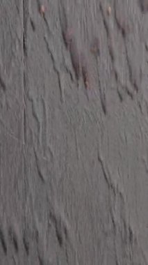 Fırtınanın gücünü vurgulayan, yağmurla kaplı bir duvarın detaylı bir yakın çekimi..