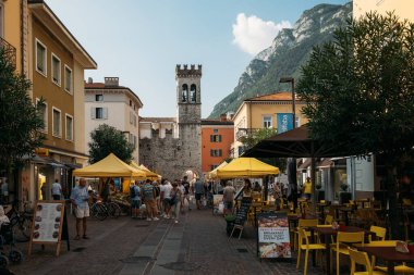 Riva del Garda, İtalya - 23 Ağustos 2024. Garda Gölü 'ndeki Viale Roma Caddesi, Kültür ve Maceralarla Dolu Canlı Bir Şehir Sahnesi.