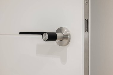 Sessiz manyetik kilidi olan şık, modern bir kapı kolunun yakın çekimi pürüzsüz ve gürültüsüz bir şekilde kapanmasını sağlar..