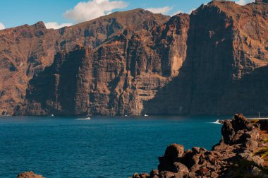 Los Gigantes uçurumlarının manzarası Tenerife 'deki okyanus sularının üzerinde dramatik bir şekilde yükseliyor..