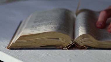 Omurgası yıpranmış ve kırılgan sayfaları ters çevrilmiş, yırtılmış, tarihle yıkım arasındaki zıtlığı yakalayan yıllanmış kitap..