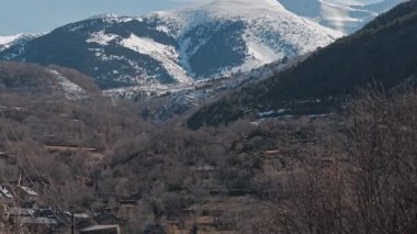 Görkemli, karla kaplı dağların nefes kesici manzarası, sükunet ve güzelliği gözler önüne seriyor.