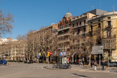 Barselona, İspanya - 5 Mart 2019. Barcelona 'daki Passeig de Sant Joan caddesinde bisikletleri park edilmiş, yaya hareketleri ve tarihi cepheleri var.