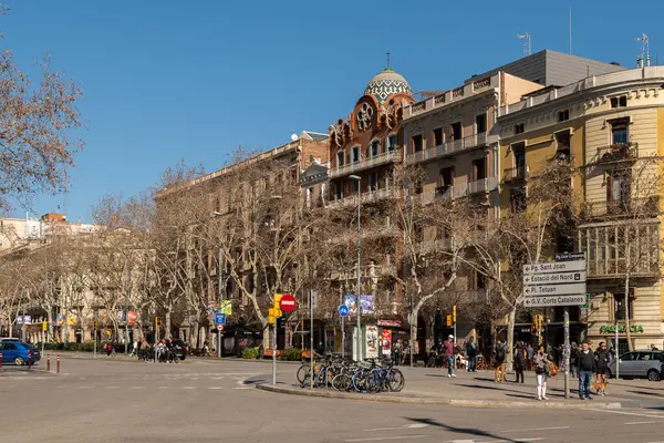 Barselona, İspanya - 5 Mart 2019. Barcelona 'daki Passeig de Sant Joan caddesinde bisikletleri park edilmiş, yaya hareketleri ve tarihi cepheleri var.