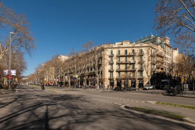 Barselona, İspanya - 5 Mart 2019. Passeig de Sant Joan Barcelona 'da bir şehir bulvarı. Zarif tarihi cepheler ve yaya dostu bir atmosfer sergiliyor.