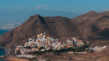 Tenerife 'nin engebeli dağ uçurumlarının çarpıcı manzarası Atlantik Okyanusu' nun derin mavi sularıyla buluşuyor..
