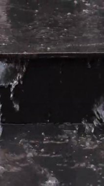 Su kaygan siyah basamaklardan aşağı akıyor, kentsel selin etkisini arttırıyor..