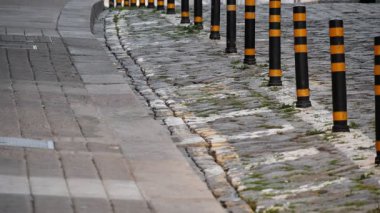 Şehir kaldırım ayrıntıları yıpranmış kaldırım taşları ve çatlakların arasında çimen olan kalınlıkları gösteriyor.