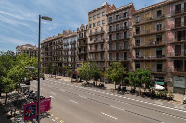 Barselona, İspanya - 13 Temmuz 2024. Detaylı mimari ve aktif şehir manzaralı klasik Barcelona Bulvarı 'nın uzun görüşü