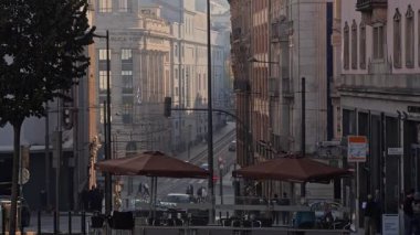 Porto, Portekiz - 27 Ekim 2019. Şehir merkezinde sıcak akşam ışığı altında insanları, binaları ve kafeleri gösteren gözden kaybolma noktaları var.