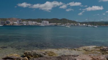 Göz kamaştırıcı bir görüntü Ibiza 'nın sahil cazibesini yakalıyor, kristal berrak suları ve canlı çevreyi gözler önüne seriyor..