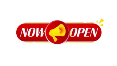 Beyaz arka planda açık afişi olan megafon. Web tasarımı. 4K video hareketi canlandırması