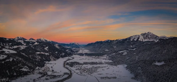 イタリアとオーストリアの国境にあるトレスドルフ近くのワイデグ山頂のパノラマビュー ナッシュフェルトスキー場は5Km 2022年1月ドローン空撮 — ストック写真
