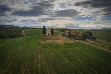 San Quirico dOrcia, İtalya - Eylül 2022: San Quirico dOrcia, San Quirico dOrcia Kilisesi, Tuscany 'de turistler tarafından en çok ziyaret edilen yerlerden biridir. Hava aracı resmi
