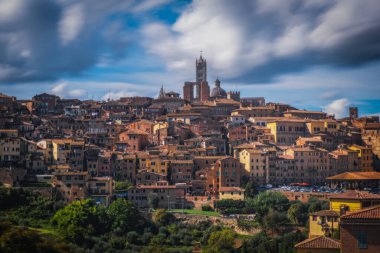 Tarihsel şehir Siena 'nın güzel panoramik manzarası... İtalya' nın Toskana kentinde, huzurlu bir sonbahar akşamında... inanılmaz bir bulut manzarası. Uzun pozlama fotoğrafı. Ekim 2022