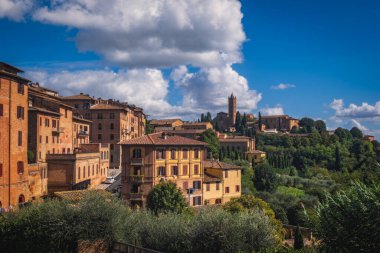 Tarihsel şehir Siena 'nın güzel panoramik manzarası... İtalya' nın Toskana kentinde, huzurlu bir sonbahar akşamında... inanılmaz bir bulut manzarası. Ekim 2022
