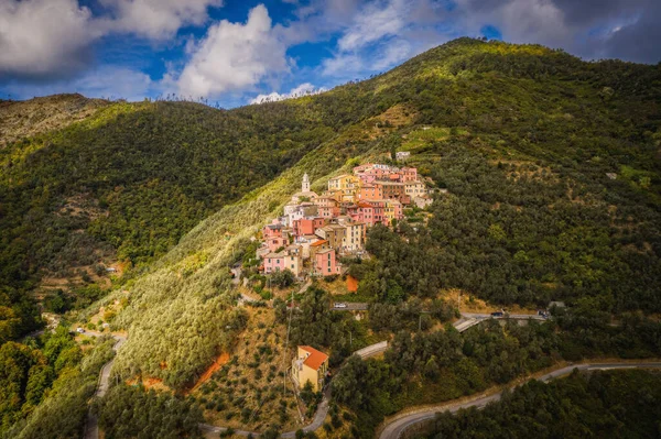 リグーリア海岸のレヴァント近くの山の中にある小さな村Lavaggiorosso 私たちを見て隠さとほとんど忘れてしまった 空中ドローン写真 2021年9月 ロイヤリティフリーのストック写真