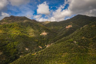 Ligurian kıyısındaki Levanto yakınlarındaki dağların yüksek kesimindeki Lthe ve Lavaggiorosso köyleri. Hava aracı resmi. Eylül 2021