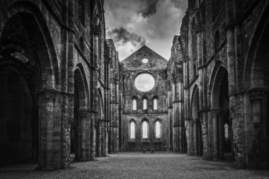 Çan kulesine yıldırım düştükten sonra çatısı çökmüş San Galgano Manastırı. Ekim 2022. Siyah beyaz resim