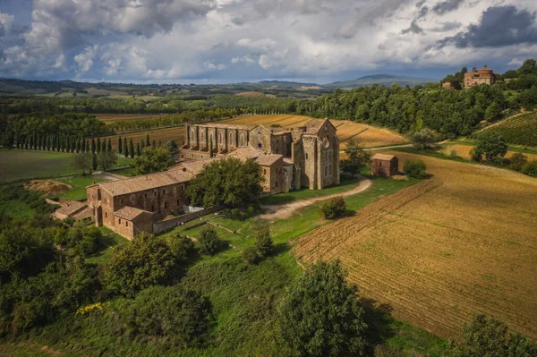サンガルガーノ修道院の空中ビュー シエナから約25マイルに位置しています 南トスカーナ州 イタリア シエナ地域 2022 ストック画像