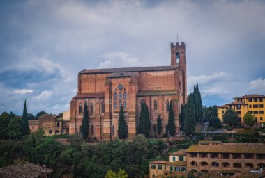 Siena, Tuscany, İtalya: San Domenico 'daki ortaçağ kilise bazilikası ile şehir merkezi. Ekim 2022