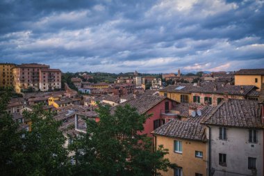 Tarihsel şehir Siena 'nın güzel panoramik manzarası... İtalya' nın Toskana kentinde, huzurlu bir sonbahar akşamında... inanılmaz bir bulut manzarası. Uzun pozlama fotoğrafı. Ekim 2022