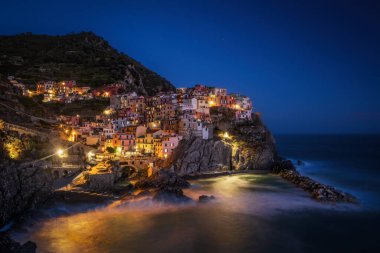 Manarola, La Spezia, gece Cinque Terre 'de İtalya kıyı manzarası. Eylül 2022. Uzun pozlama resmi