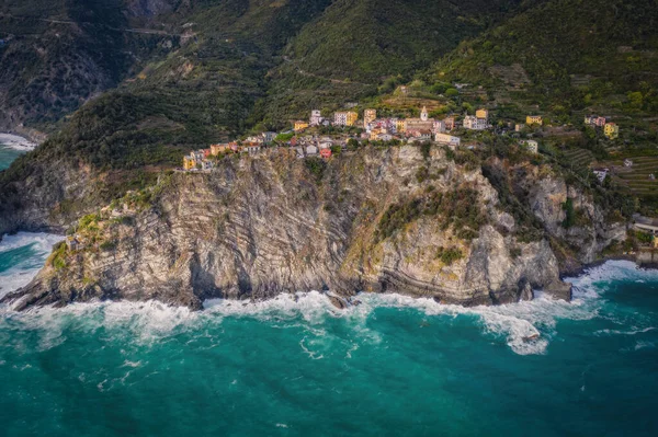 意大利 利古里亚 Cinque Terre Corniglia 多彩的山地城镇建筑 从海滨俯瞰空中无人飞机 2022年9月 — 图库照片