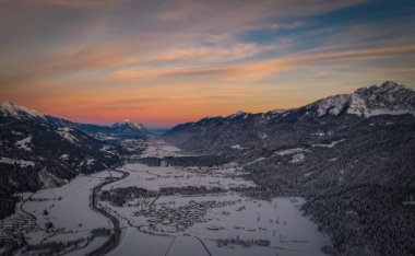 İtalya ile Avusturya sınırında, Tressdorf yakınlarındaki Waidegg tepesinin günbatımı panoramik görüntüsü. Nassfeld kayak merkezine 5 km kaldı. Ocak 2022, İHA hava saldırısı.