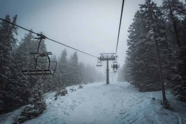 Karlı Dağda Sisli Bir Günde Kayakçılar Snowboardcular Kayak Kaldırıyor Donmuş — Stok fotoğraf