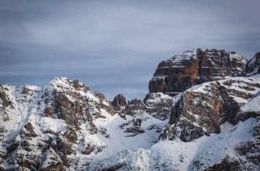 Ünlü İtalyan Alpleri Brenta Dolomites, Alpler Madonna di Campiglio, Pinzolo, İtalya 'nın yamaçlarında kar. İtalya 'da kayak merkezleri. Ocak 2023