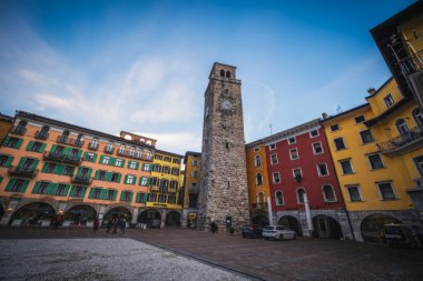 RIVA DEL GARDA, İtalya - Ocak 2023: Torre Apponale kulesi ve merkez meydan.