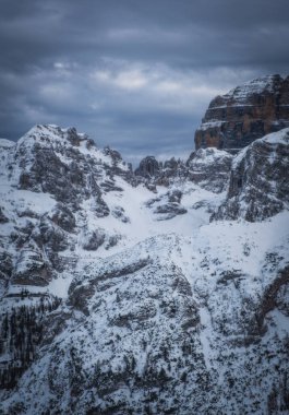 Ünlü İtalyan Alpleri Brenta Dolomites, Alpler Madonna di Campiglio, Pinzolo, İtalya 'nın yamaçlarında kar. İtalya 'da kayak merkezleri. Ocak 2023