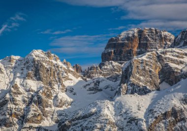 Ünlü İtalyan Alpleri Brenta Dolomites, Alpler Madonna di Campiglio, Pinzolo, İtalya 'nın yamaçlarında kar. İtalya 'da kayak merkezleri. Ocak 2023