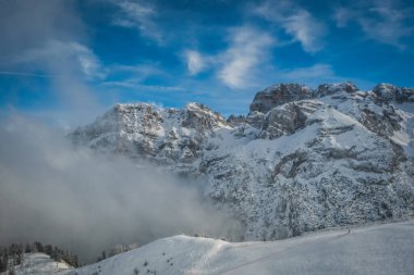 Brenta Dolomites 'in muhteşem bulutları ve Alpler Madonna di Campiglio, Pinzolo, İtalya' nın güzel manzarası. Ocak 2023