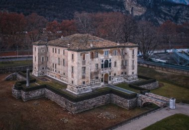Trento, İtalya - Ocak 2023: Palazzo delle Albere, Trento 'da piskopos prensleri Madruzzo tarafından inşa edilen 16. yüzyıl villa kalesi.