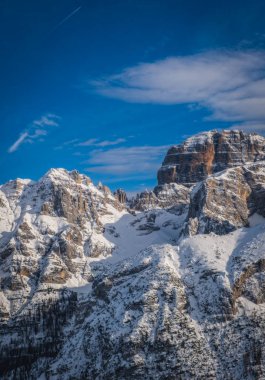 Ünlü İtalyan Alpleri Brenta Dolomites, Alpler Madonna di Campiglio, Pinzolo, İtalya 'nın yamaçlarında kar. İtalya 'da kayak merkezleri. Ocak 2023