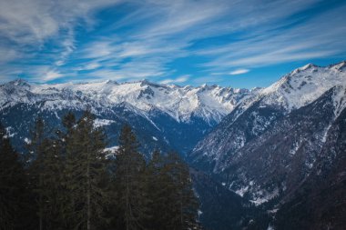 Dolomitler güzel bir kış gününde dağlarda. Pinzolo kayak merkezi, İtalya. Ocak 2023